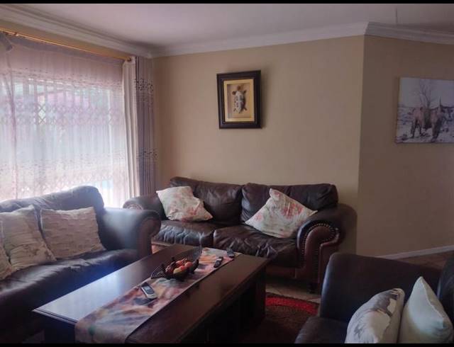 5 BEDROOM HOUSE FOR SALE IN ROOIHUISKRAAL NORTH